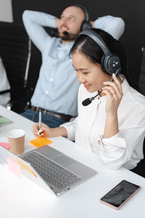 Du học sinh nhận tư vấn bảo hiểm