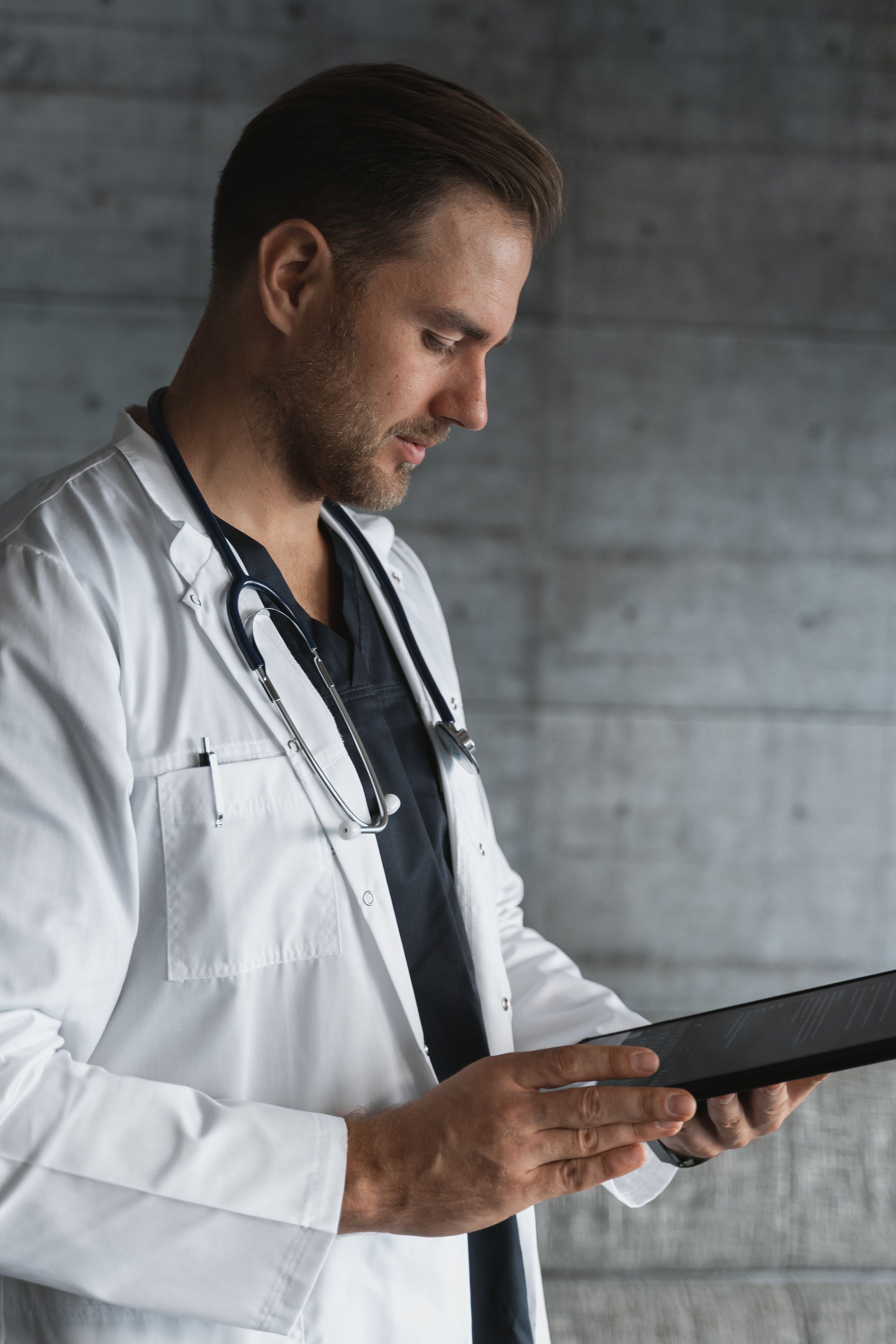 Médico general explicando resultados a un paciente internacional