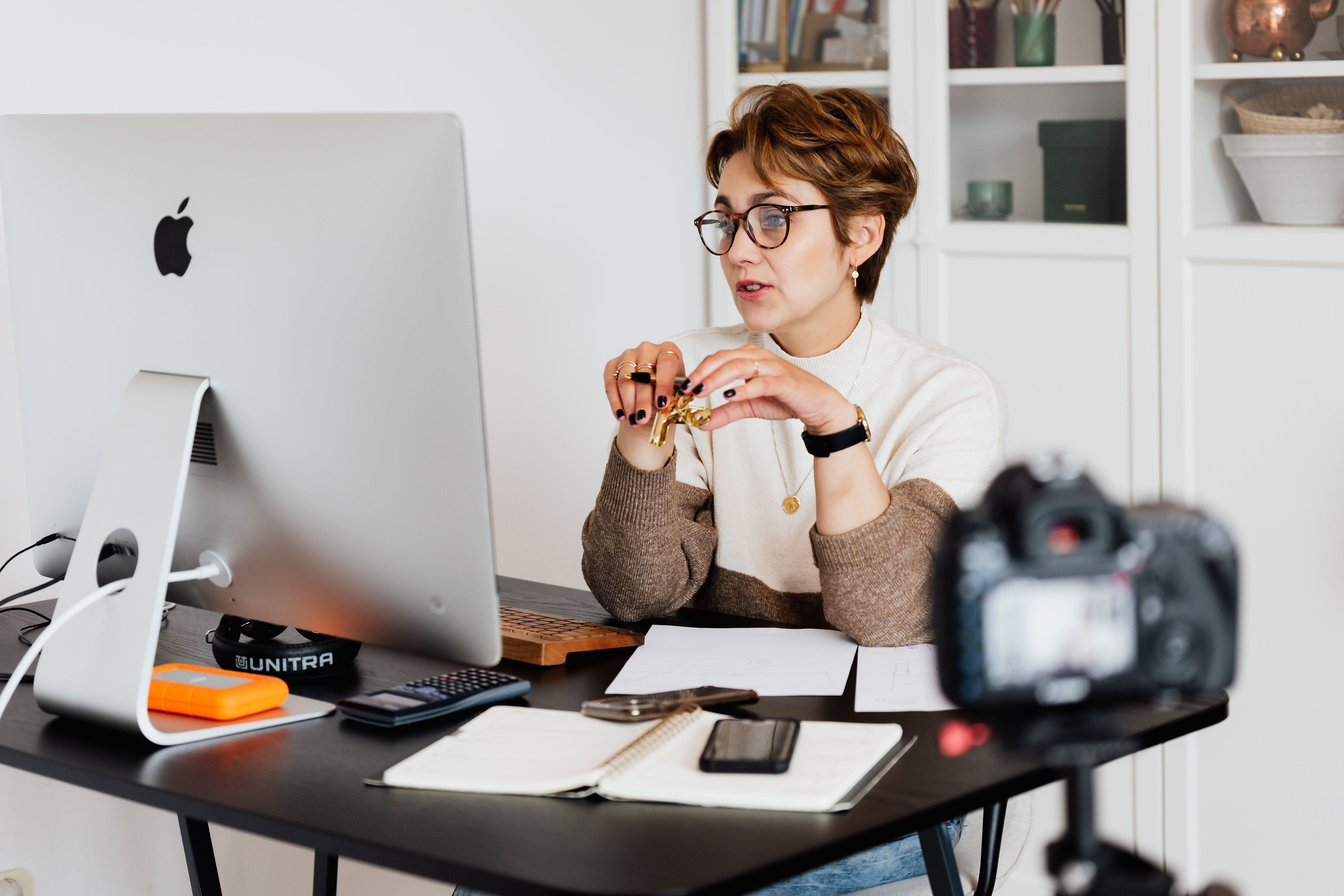 Étudiant utilisant un ordinateur portable pour une séance de psychologie par télésanté