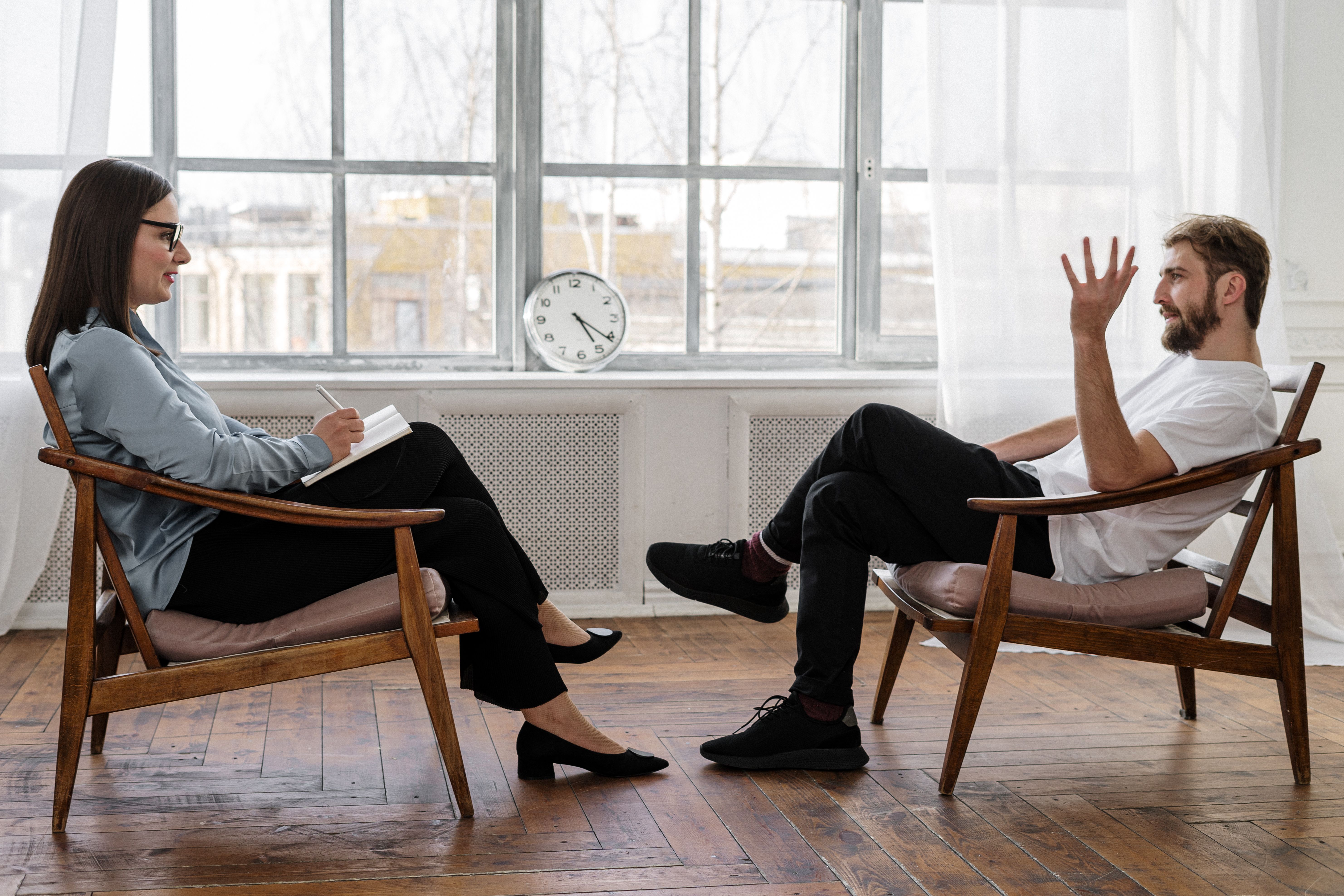 Étudiant international assis avec un conseiller dans une clinique moderne