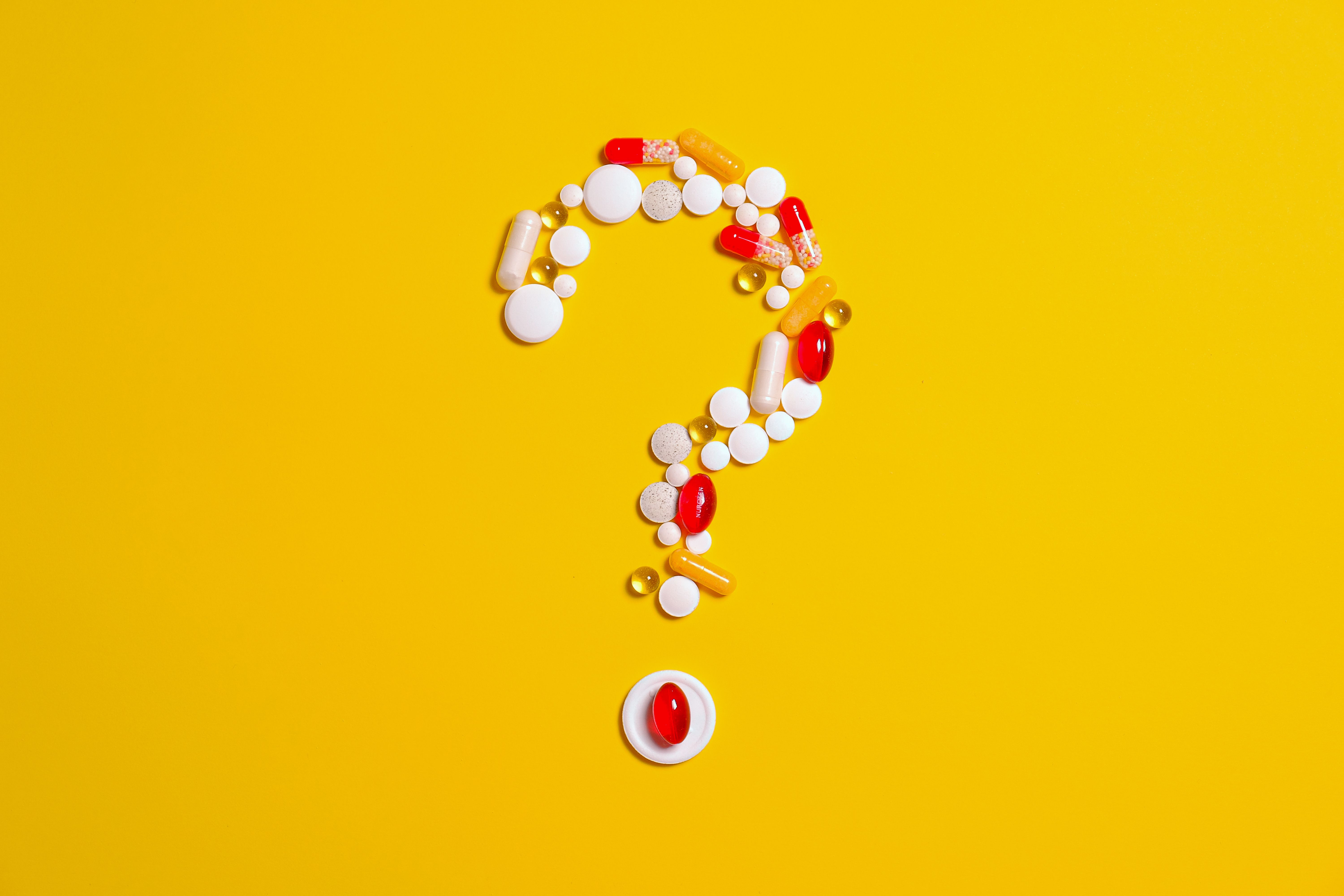 Farmacia con medicamentos y recetas