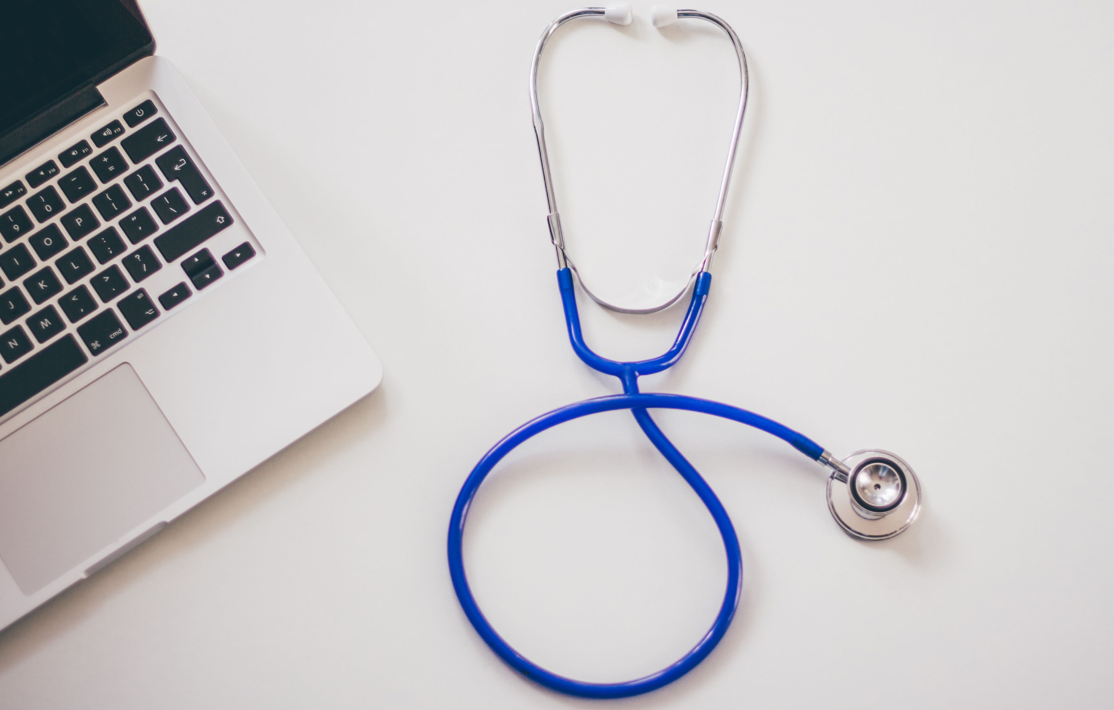 Studierende prüfen Krankenversicherungsdokumente auf einem Laptop