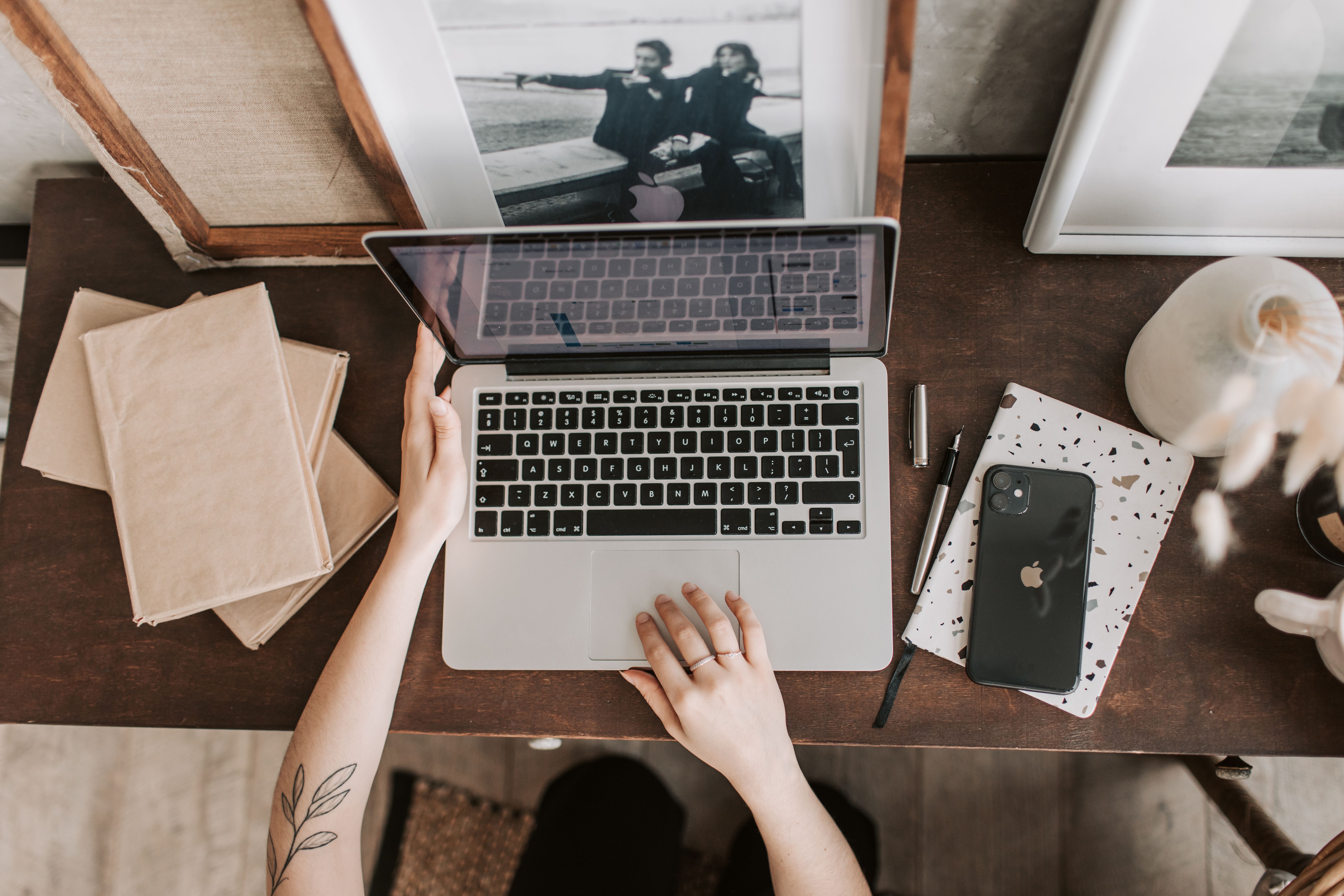 Người đang làm việc trên laptop với tài liệu