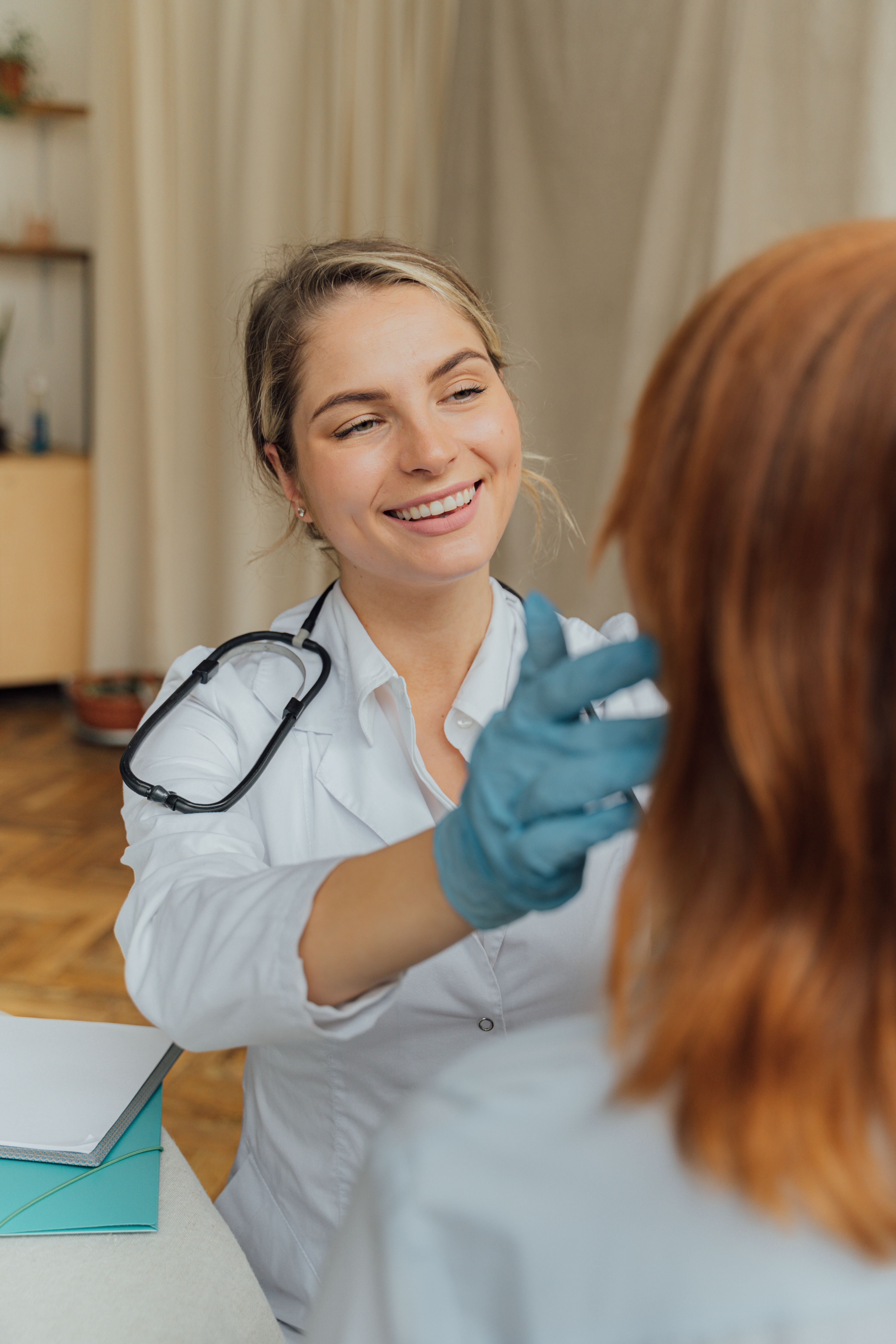 Arzt im Gespräch mit Patient im Krankenhauszimmer