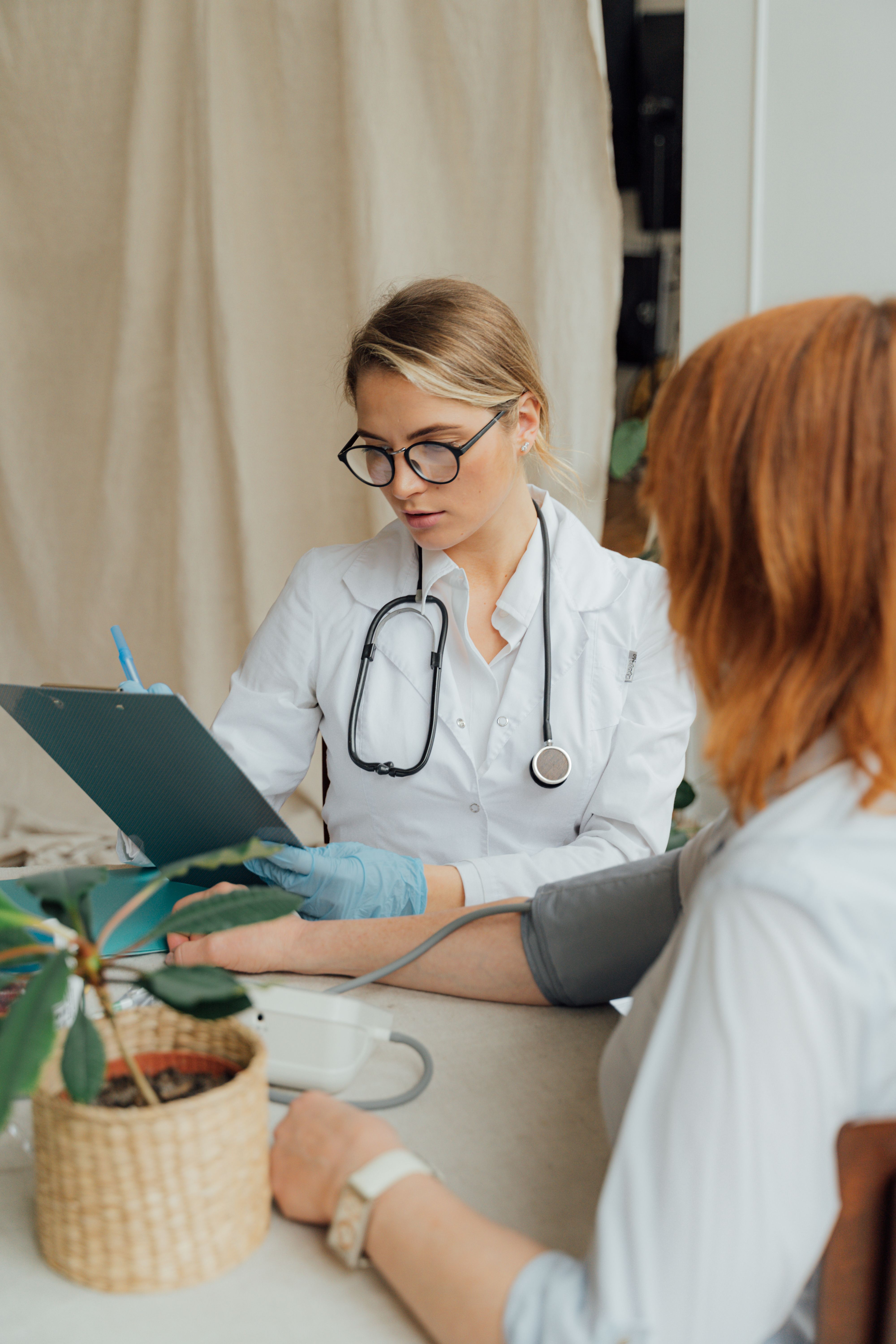 Médico general en consulta con paciente internacional