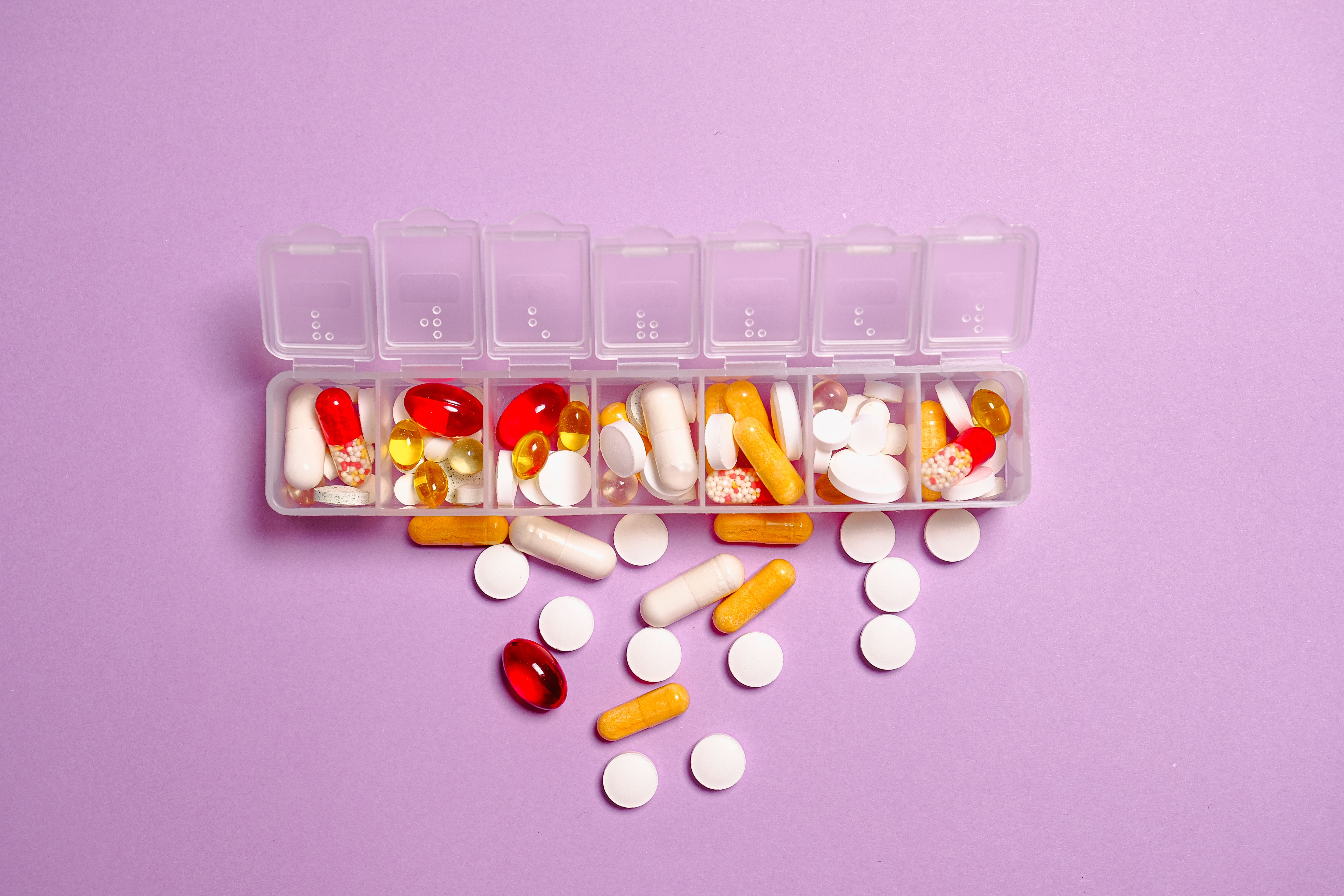 Farmacia australiana con medicamentos en estanterías