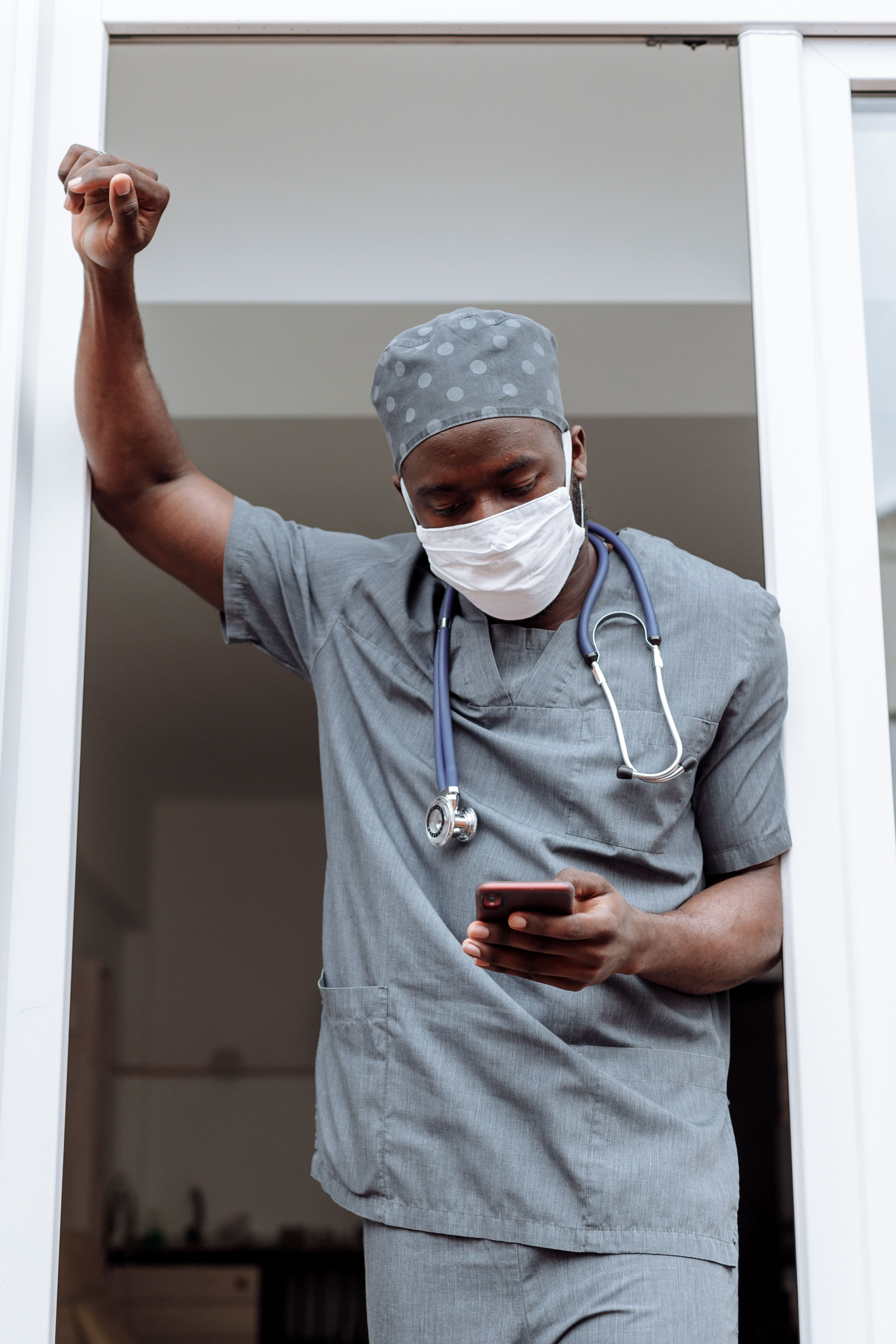 Médico en consulta con estudiante internacional